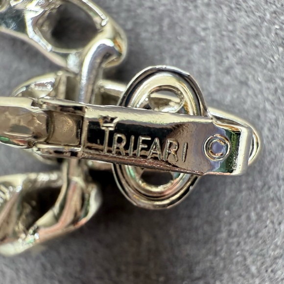 Vintage Crown Trifari Silver-Tone Chain Link Hoop Clip-On Earrings Style 3048 - Picture 6 of 9